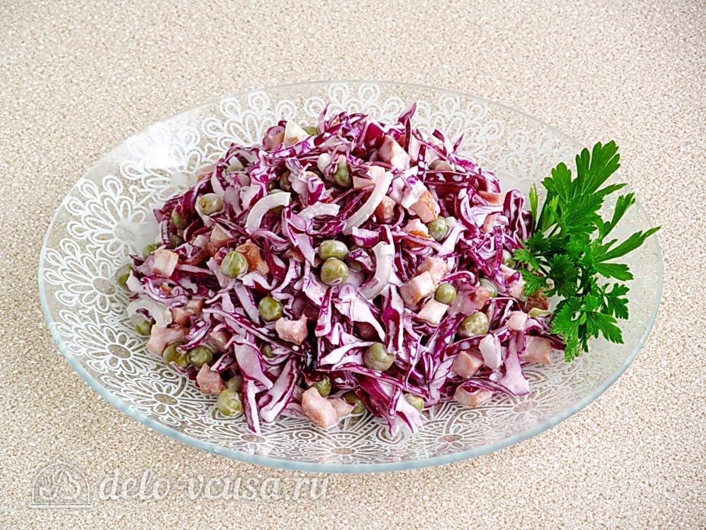 Шаг 10 приготовления Салат из краснокочанной капусты с колбасой