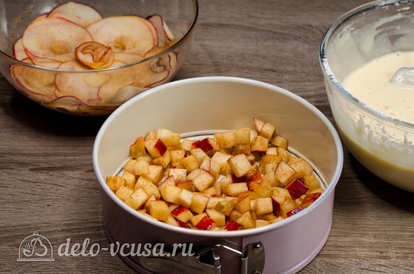 Шаг 12 приготовления Шарлотка с розами из яблок