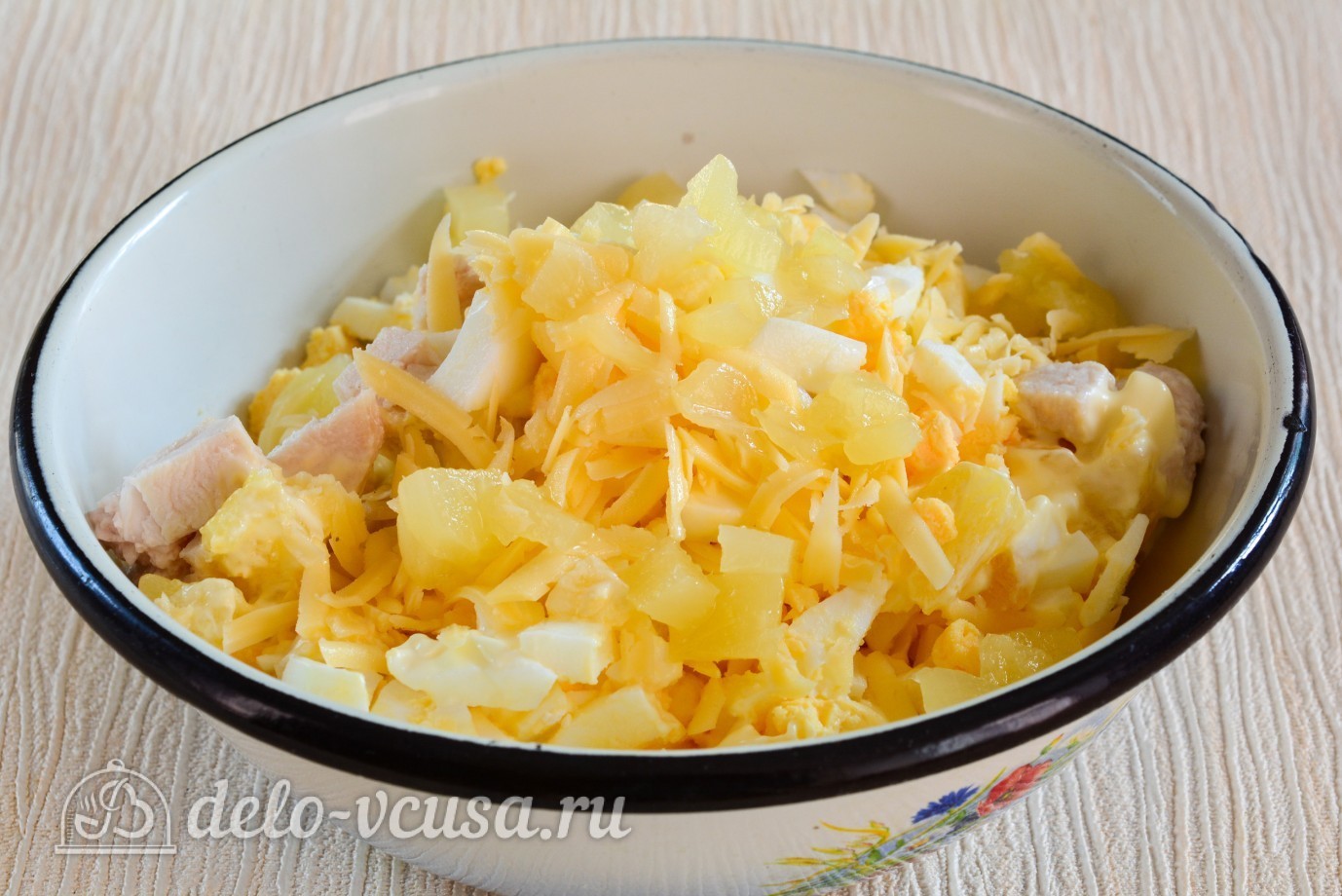 Шаг 5 приготовления Салат с курицей и ананасами