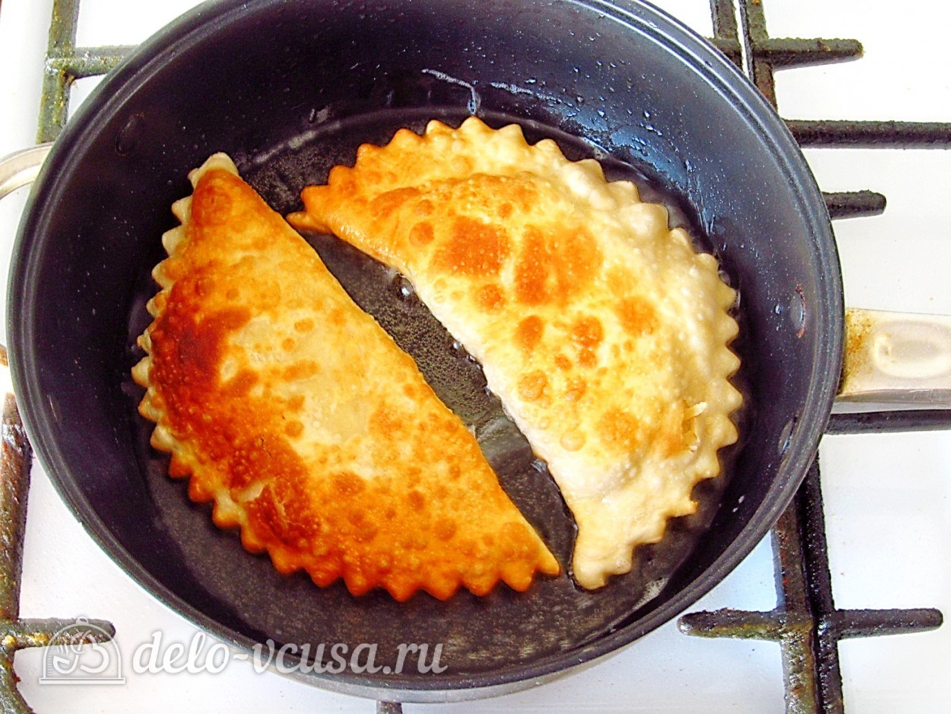 Шаг 12 приготовления Чебуреки на кефире с мясом