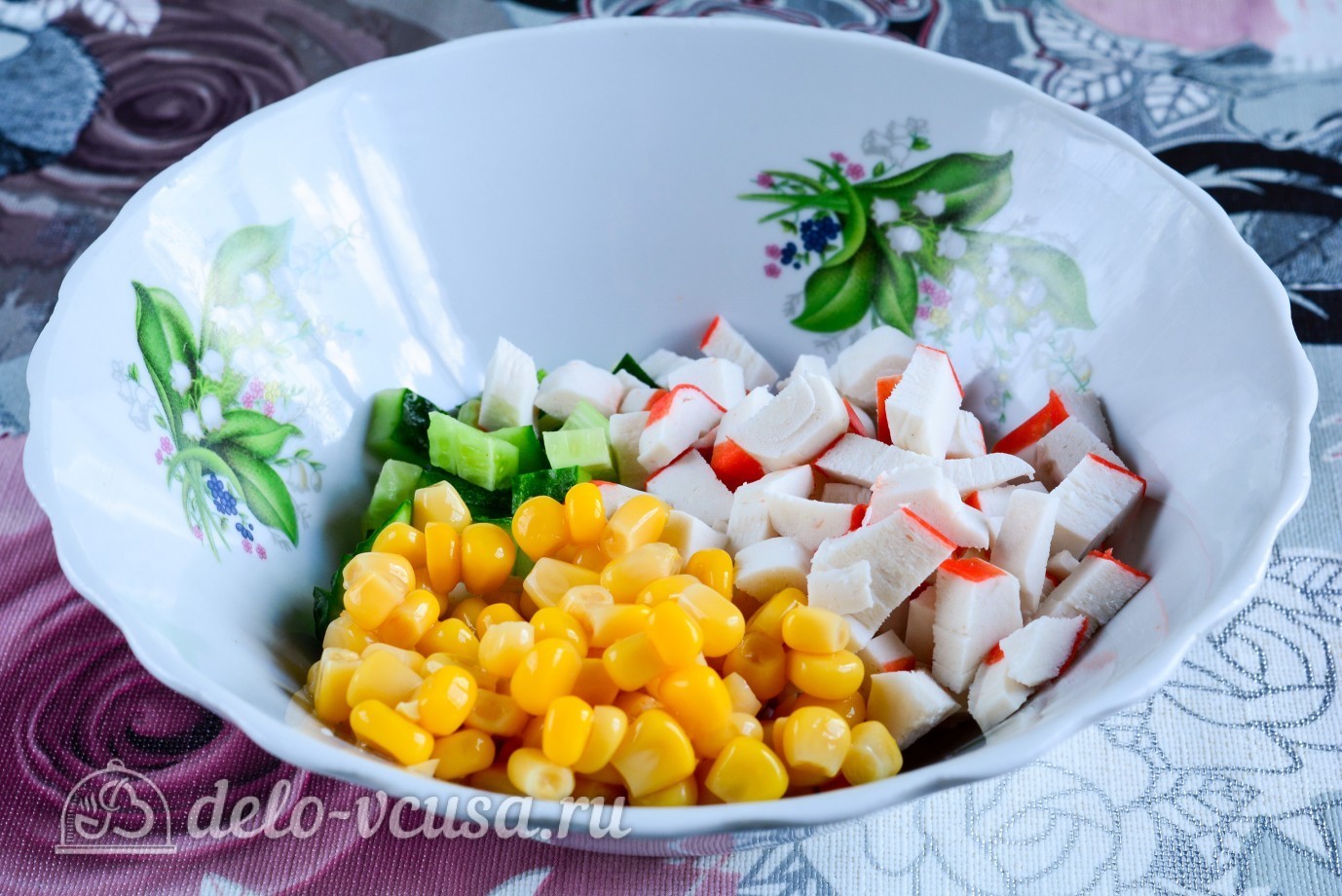 Шаг 3 приготовления Салат с крабовыми палочками, кукурузой и огурцом