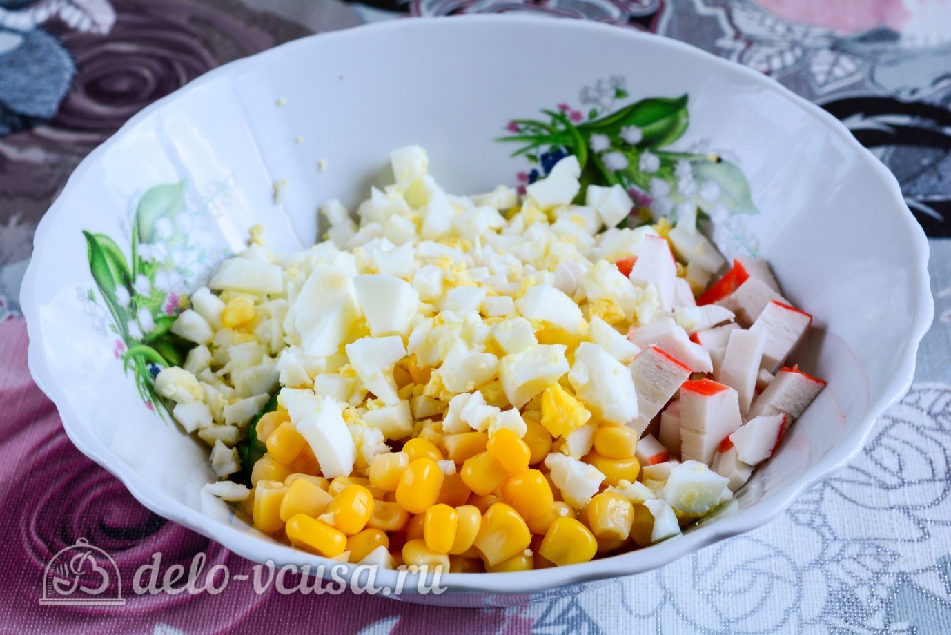 Шаг 5 приготовления Салат с крабовыми палочками, кукурузой и огурцом
