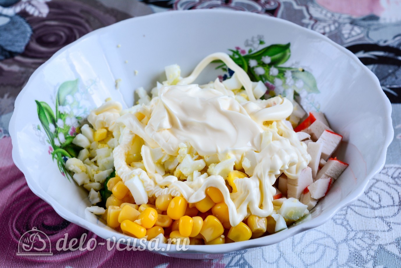 Шаг 6 приготовления Салат с крабовыми палочками, кукурузой и огурцом