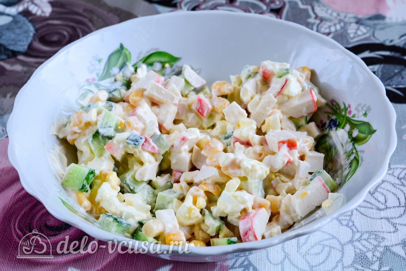 Шаг 7 приготовления Салат с крабовыми палочками, кукурузой и огурцом