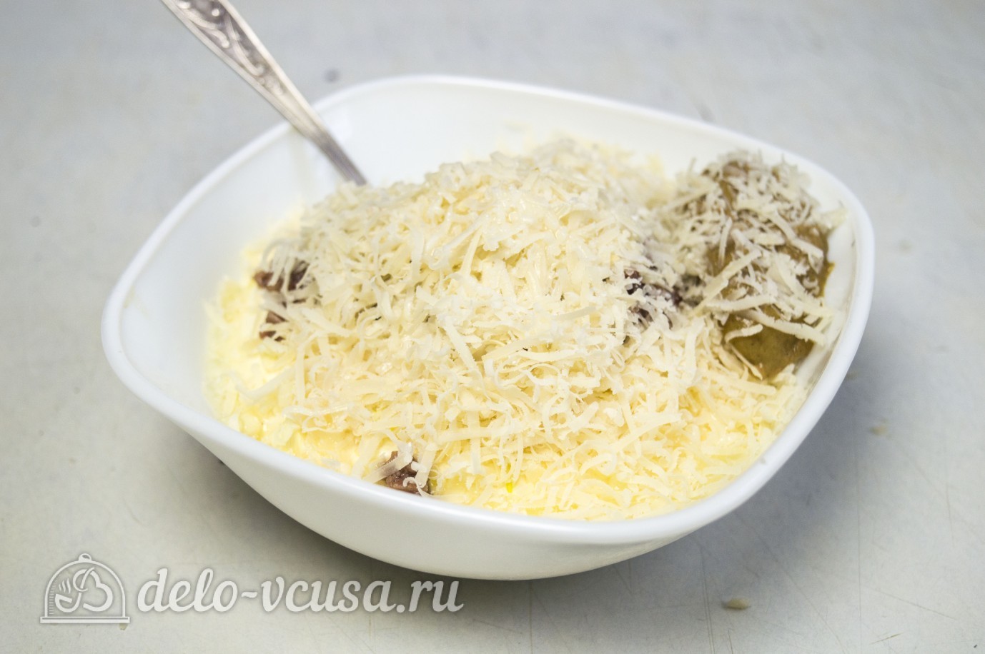 Шаг 3 приготовления Салат Цезарь с курицей и сухариками