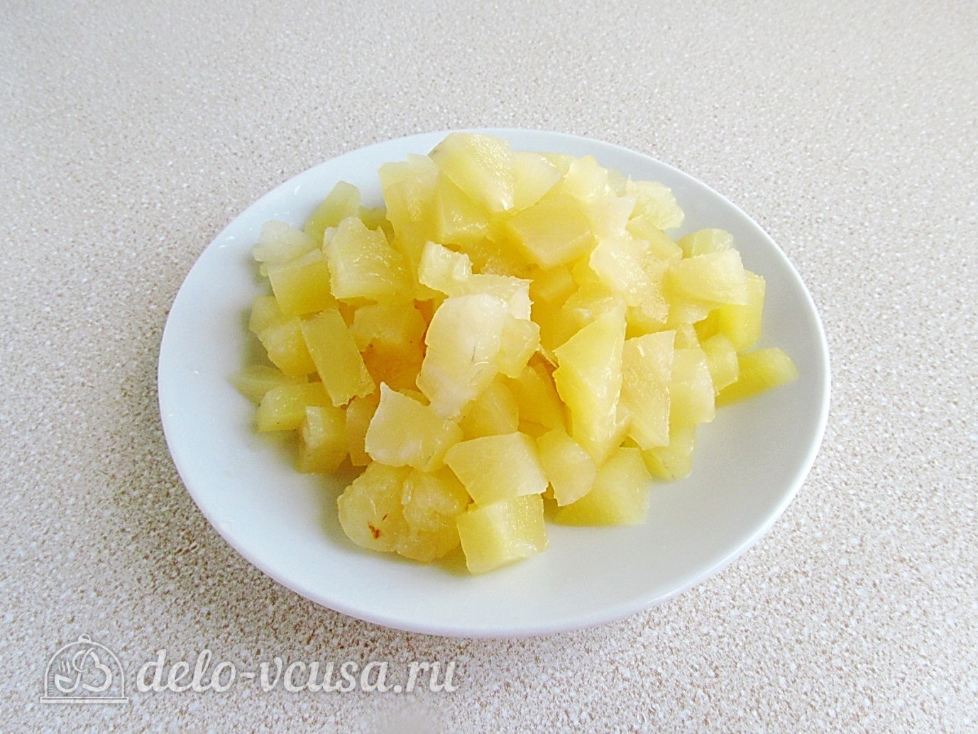 Шаг 1 приготовления Салат из ананасов с сыром и чесноком
