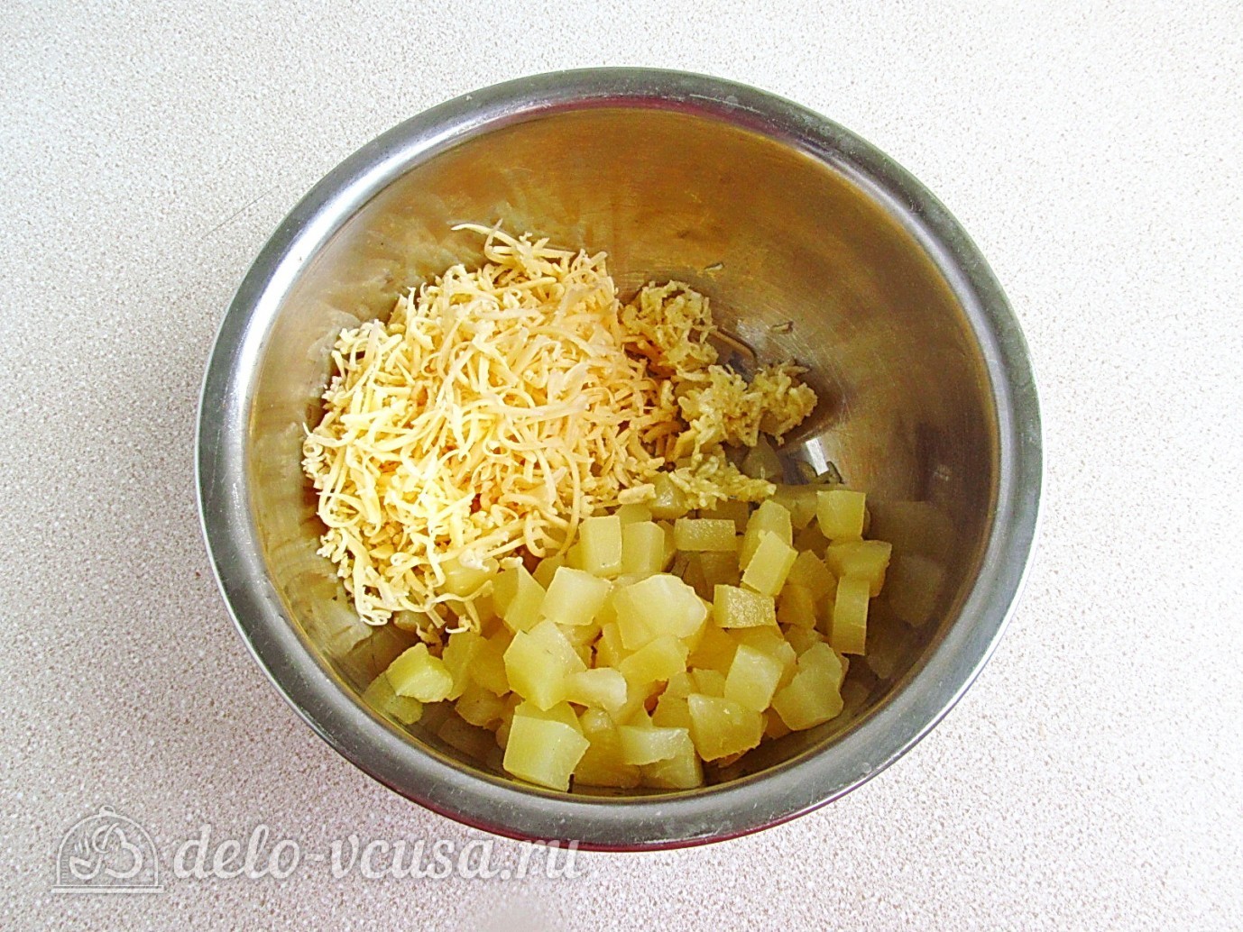 Шаг 4 приготовления Салат из ананасов с сыром и чесноком