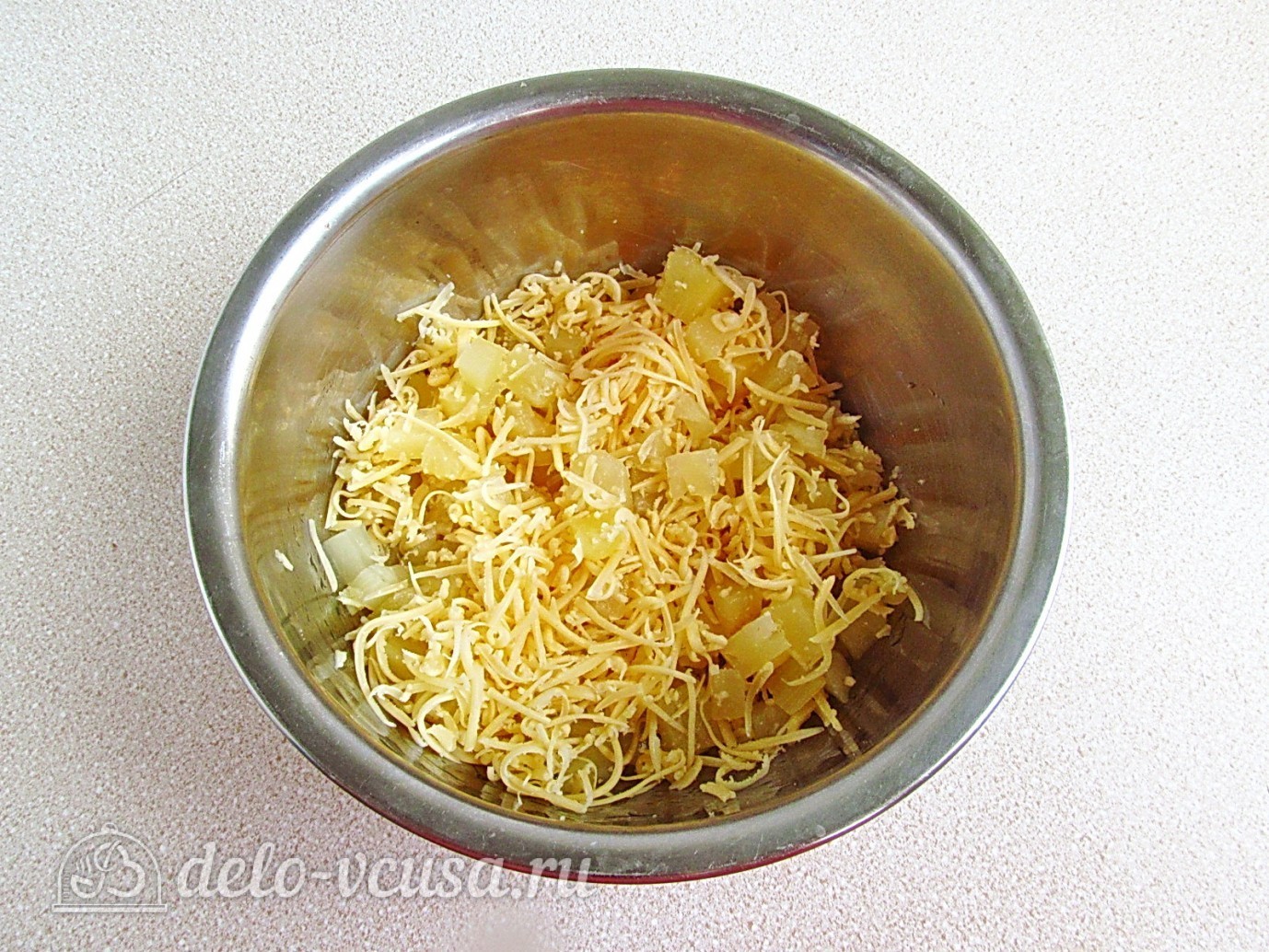 Шаг 5 приготовления Салат из ананасов с сыром и чесноком