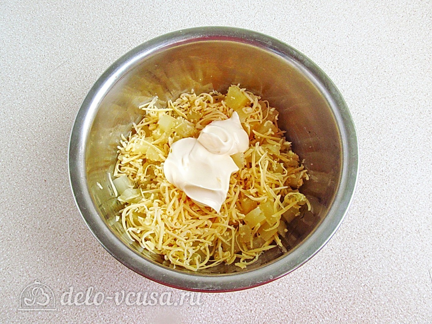 Шаг 6 приготовления Салат из ананасов с сыром и чесноком