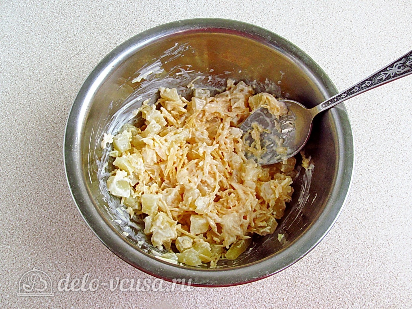Шаг 7 приготовления Салат из ананасов с сыром и чесноком