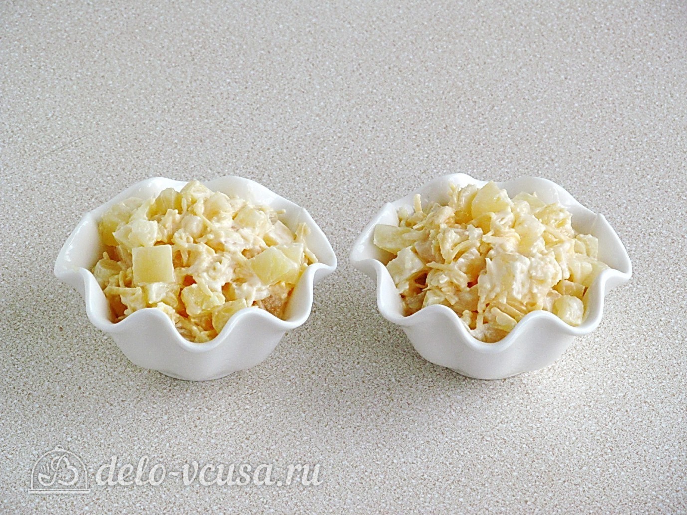 Шаг 8 приготовления Салат из ананасов с сыром и чесноком