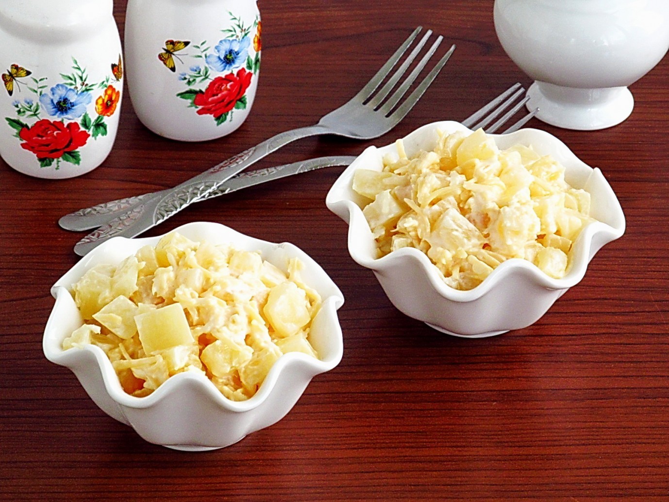 Обложка рецепта Салат из ананасов с сыром и чесноком