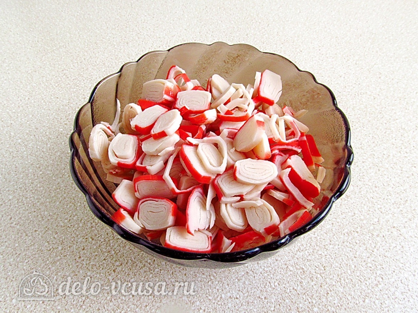 Шаг 4 приготовления Крабовый салат с рисом и кукурузой