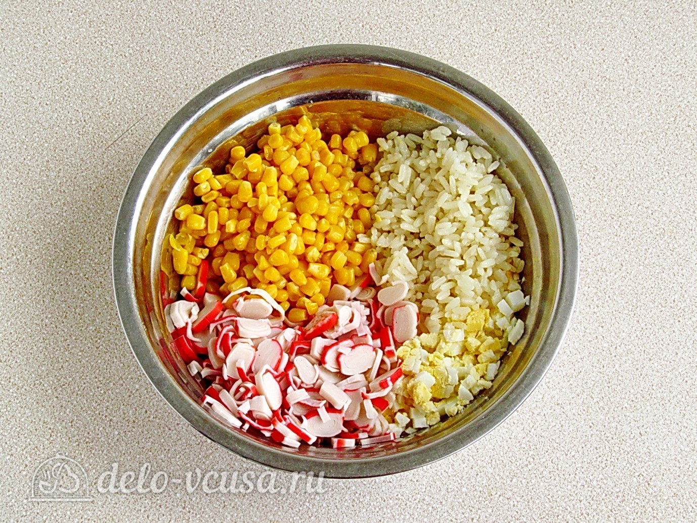 Шаг 5 приготовления Крабовый салат с рисом и кукурузой