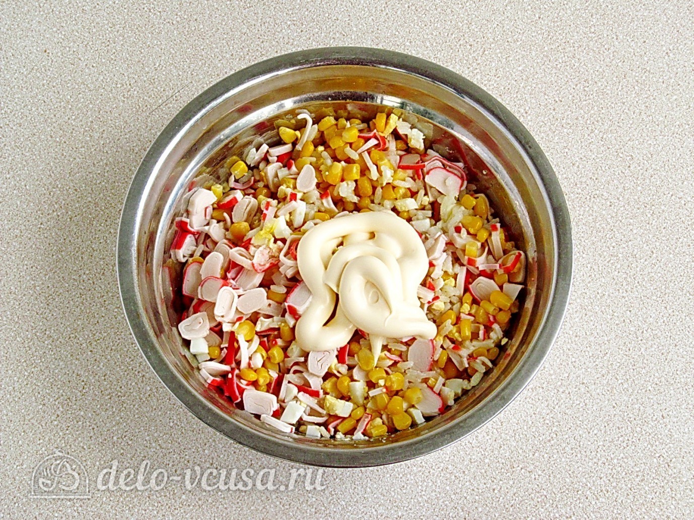 Шаг 7 приготовления Крабовый салат с рисом и кукурузой