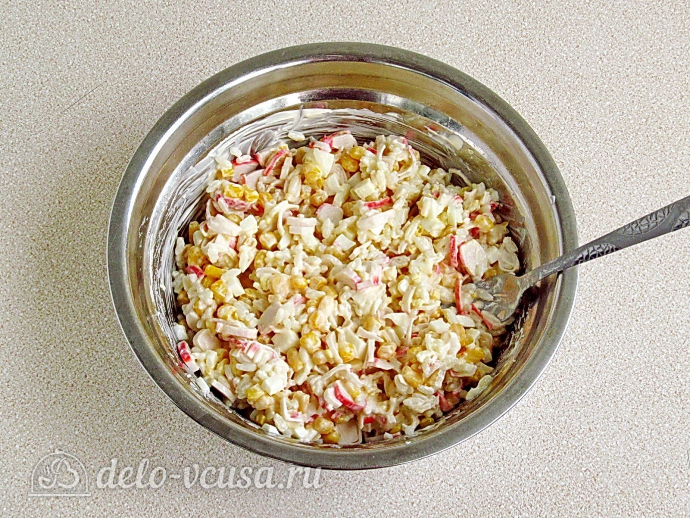 Шаг 8 приготовления Крабовый салат с рисом и кукурузой