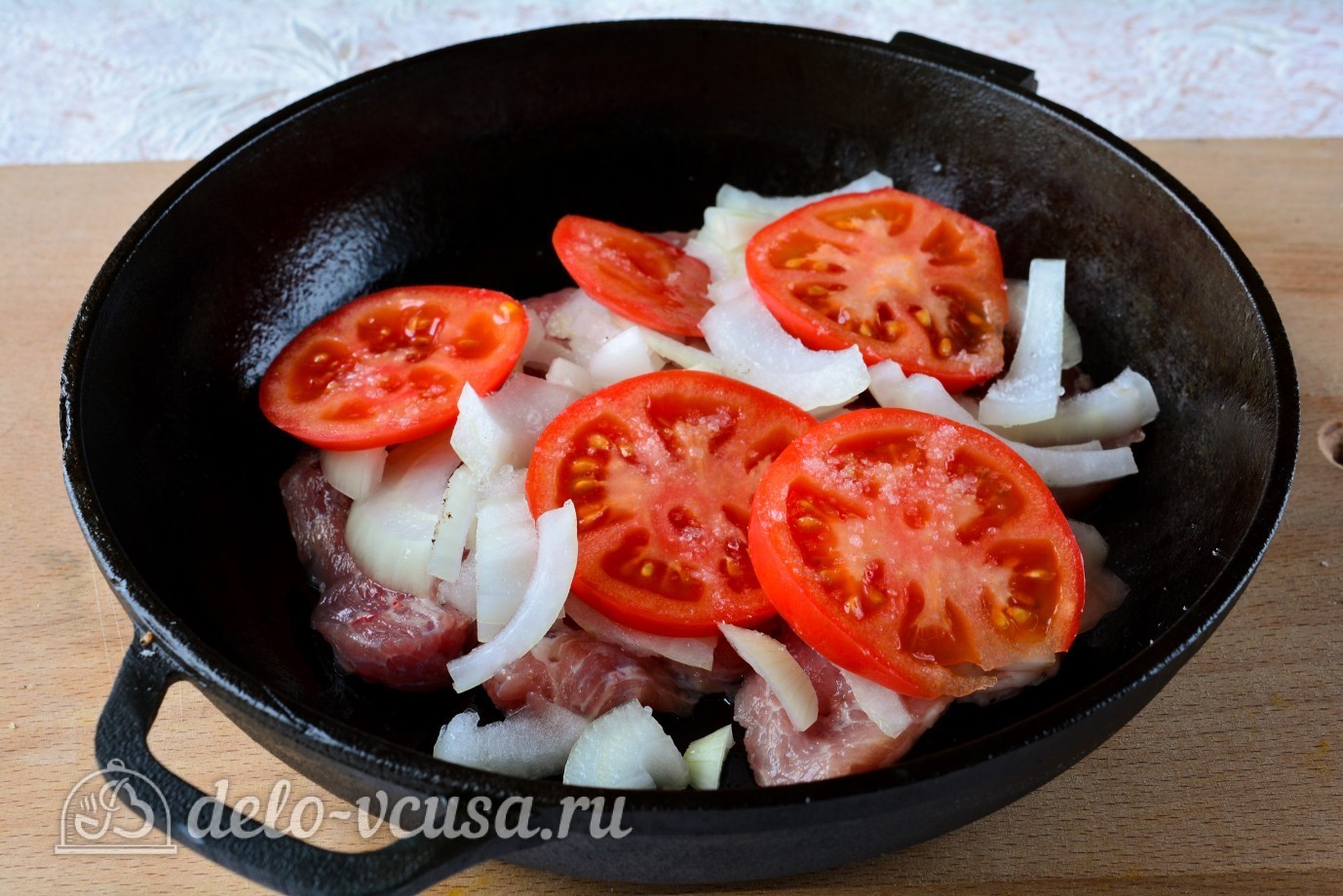Шаг 3 приготовления Мясо по-французски из свинины с помидорами