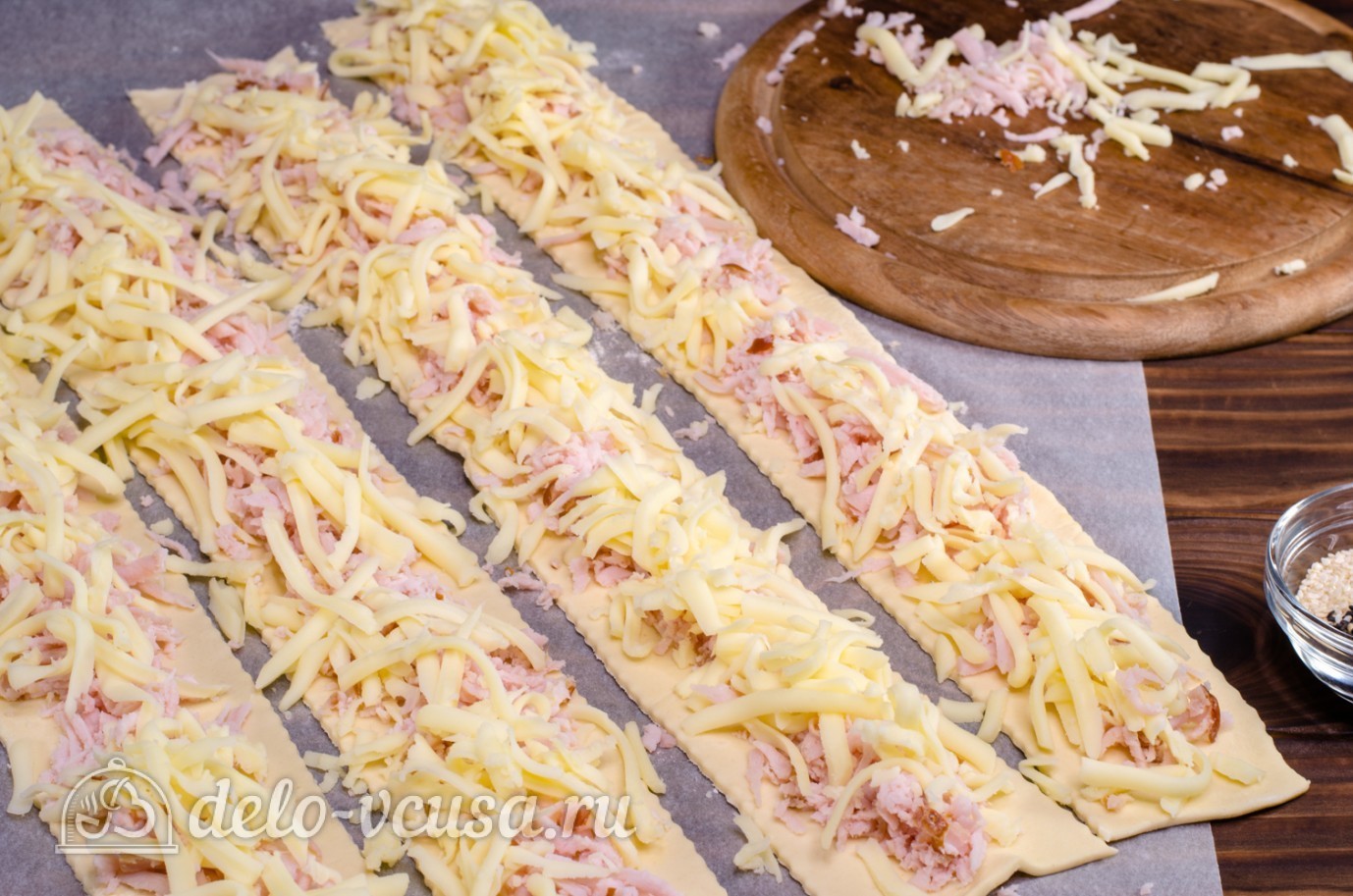 Шаг 4 приготовления Пирог улитка с сыром и ветчиной
