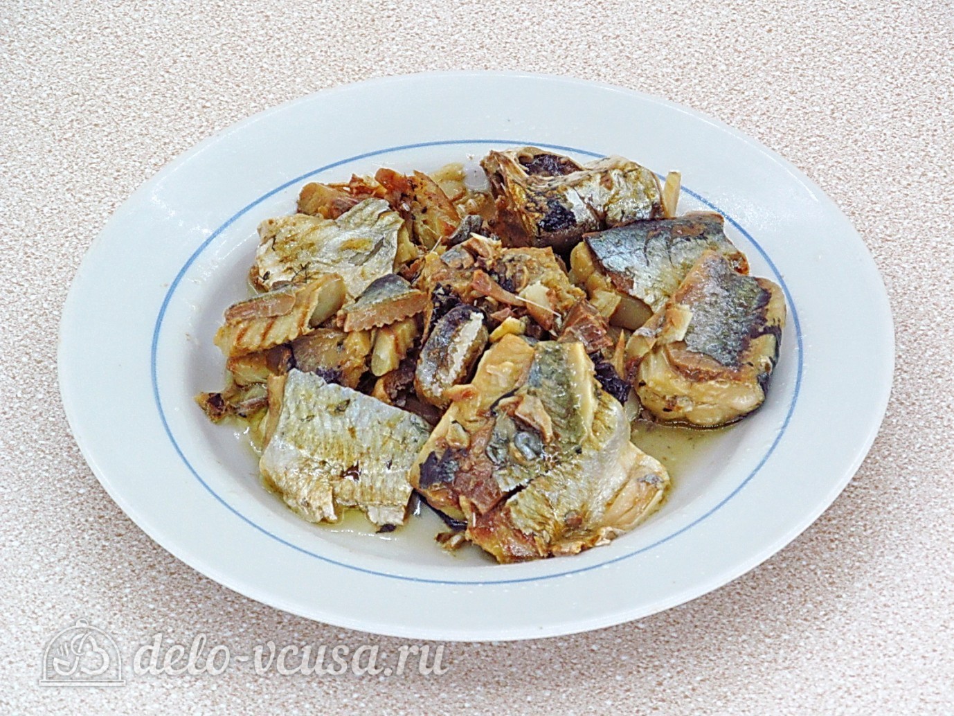 Шаг 1 приготовления Запеченные консервы с помидорами и сыром