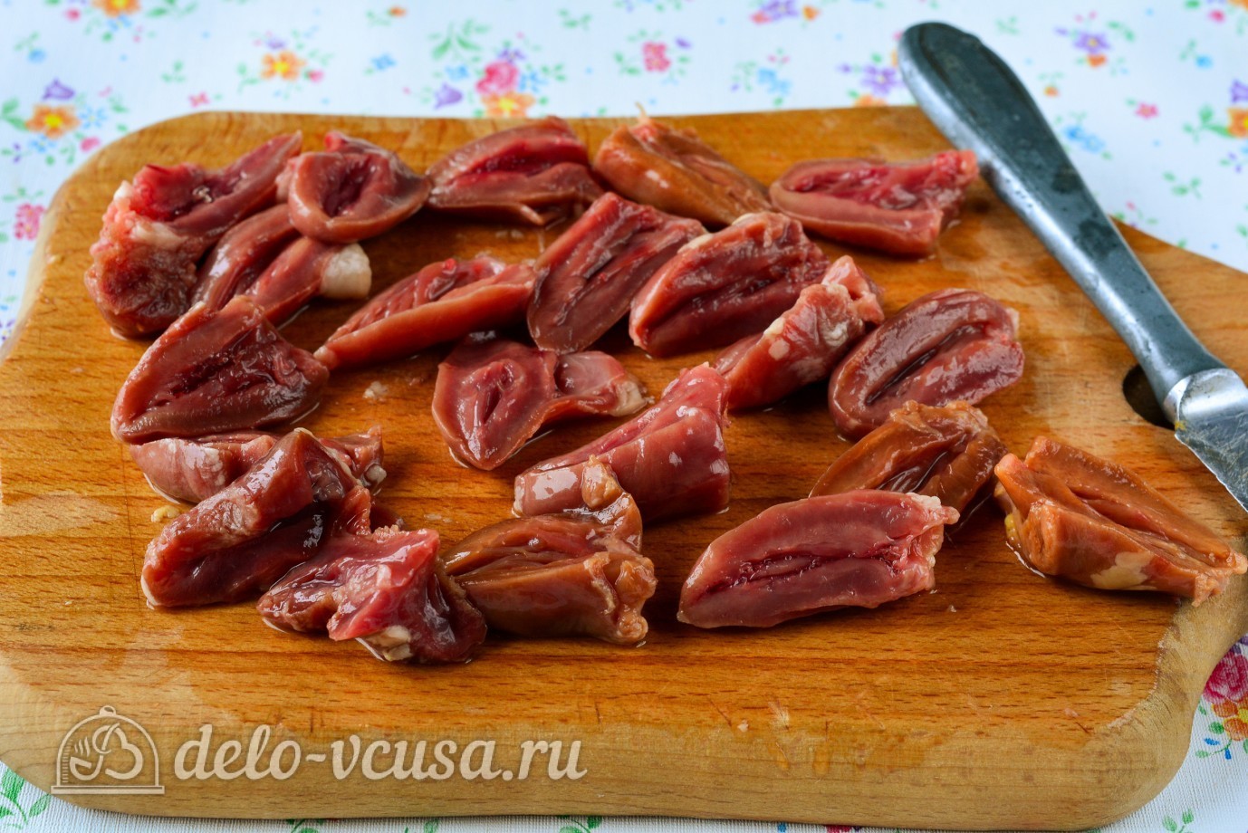 Шаг 1 приготовления Куриные сердечки тушеные с луком