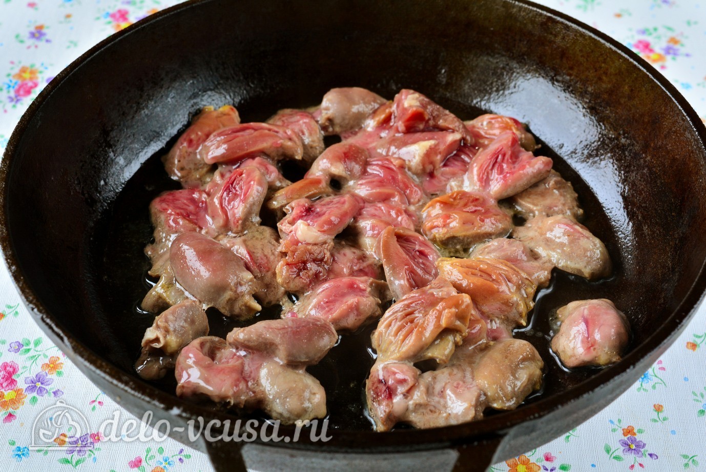 Шаг 2 приготовления Куриные сердечки тушеные с луком