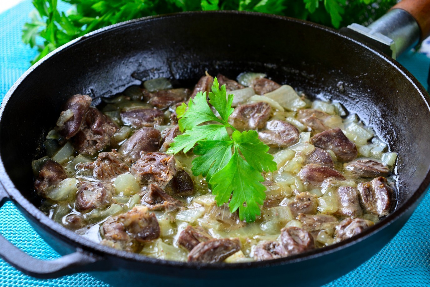 Обложка рецепта Куриные сердечки тушеные с луком