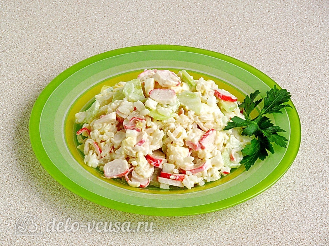 Шаг 10 приготовления Крабовый салат с рисом и огурцом