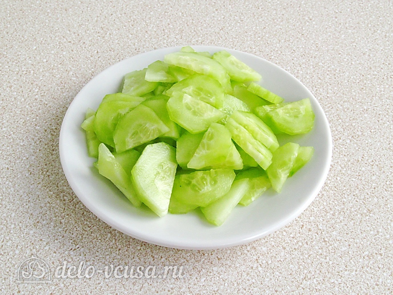 Шаг 5 приготовления Крабовый салат с рисом и огурцом