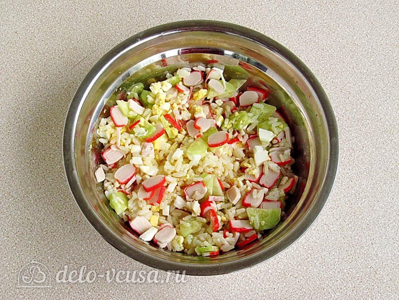 Шаг 7 приготовления Крабовый салат с рисом и огурцом