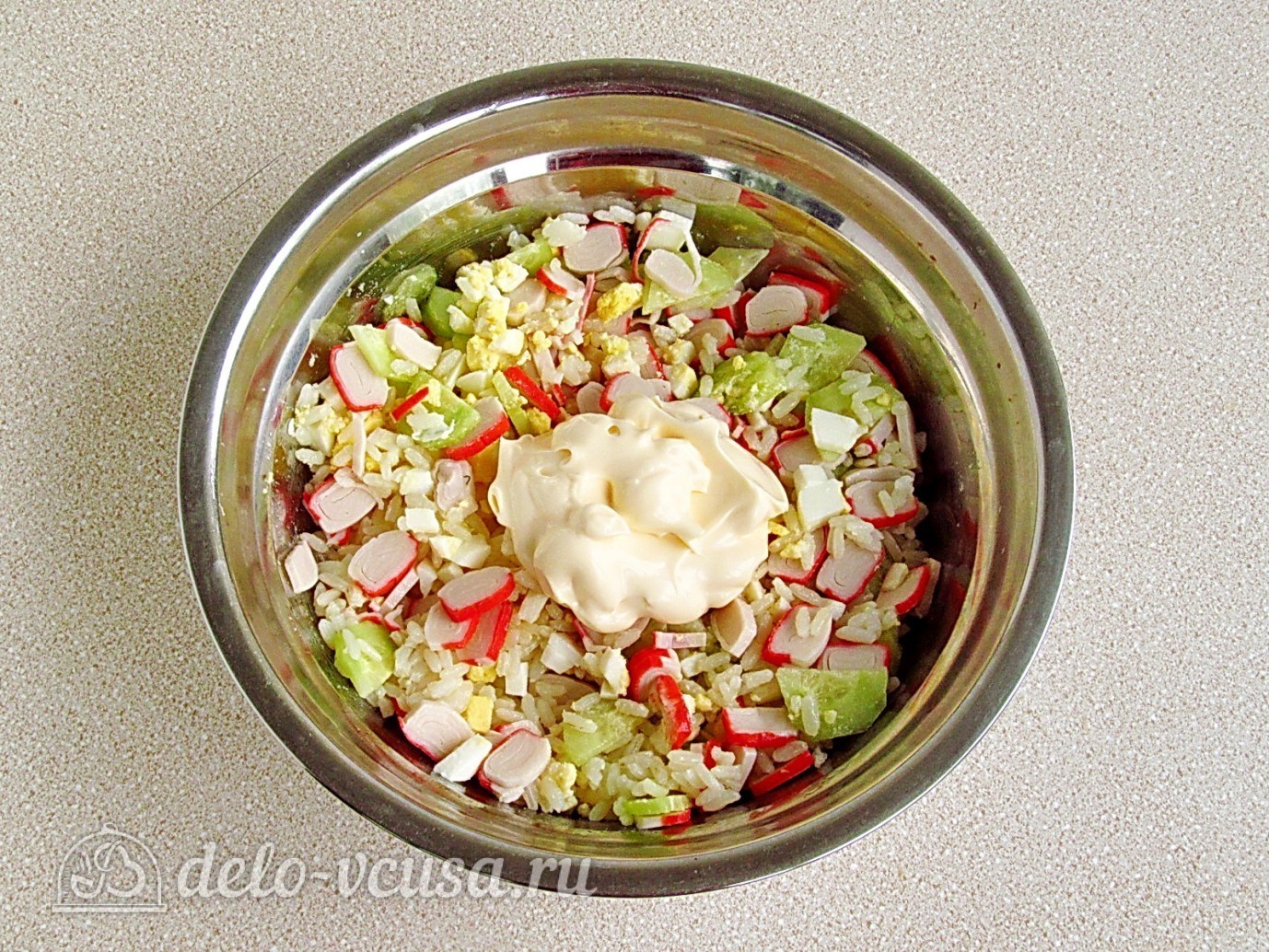 Шаг 8 приготовления Крабовый салат с рисом и огурцом
