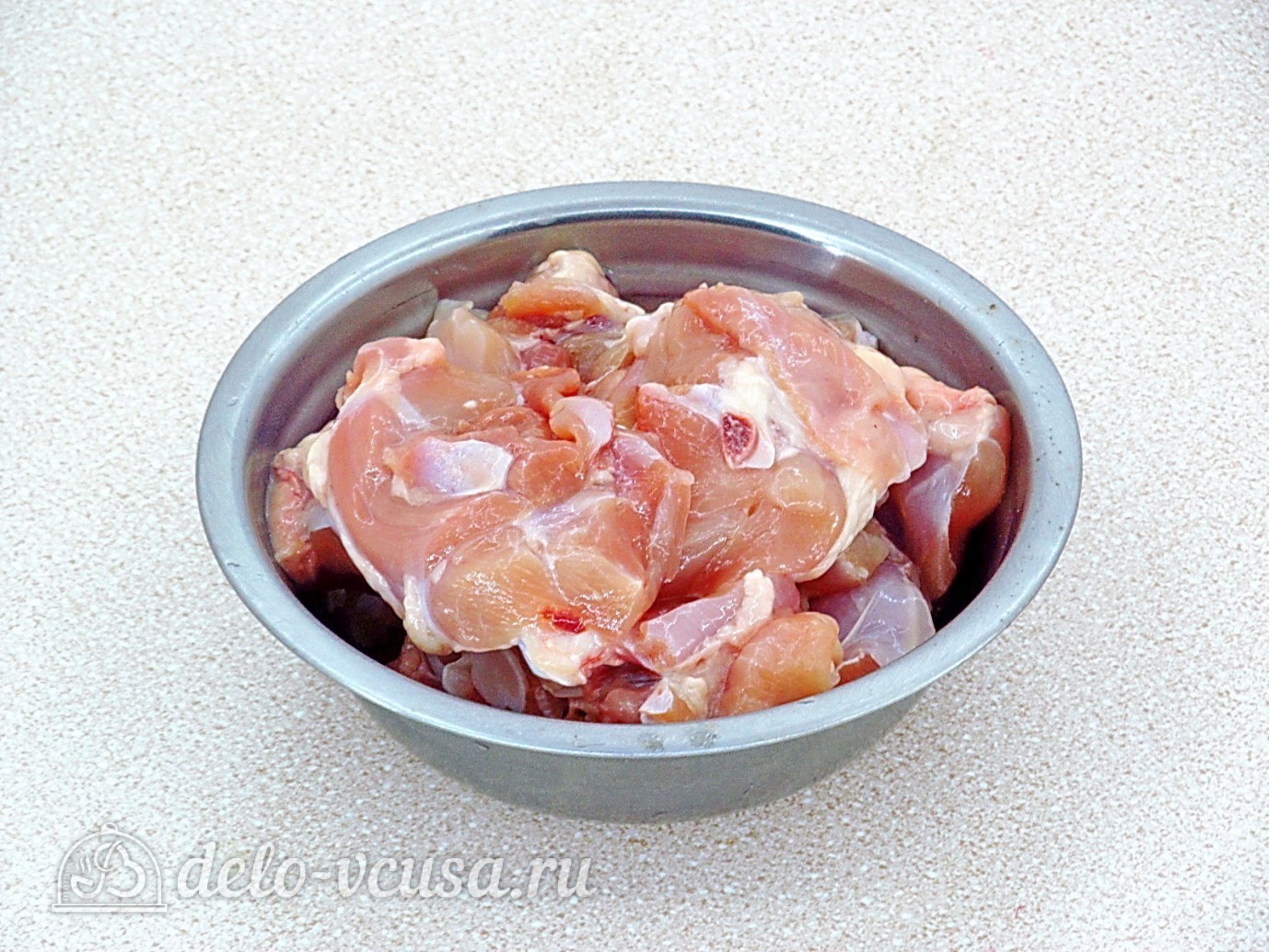 Шаг 1 приготовления Курица с картошкой в банке