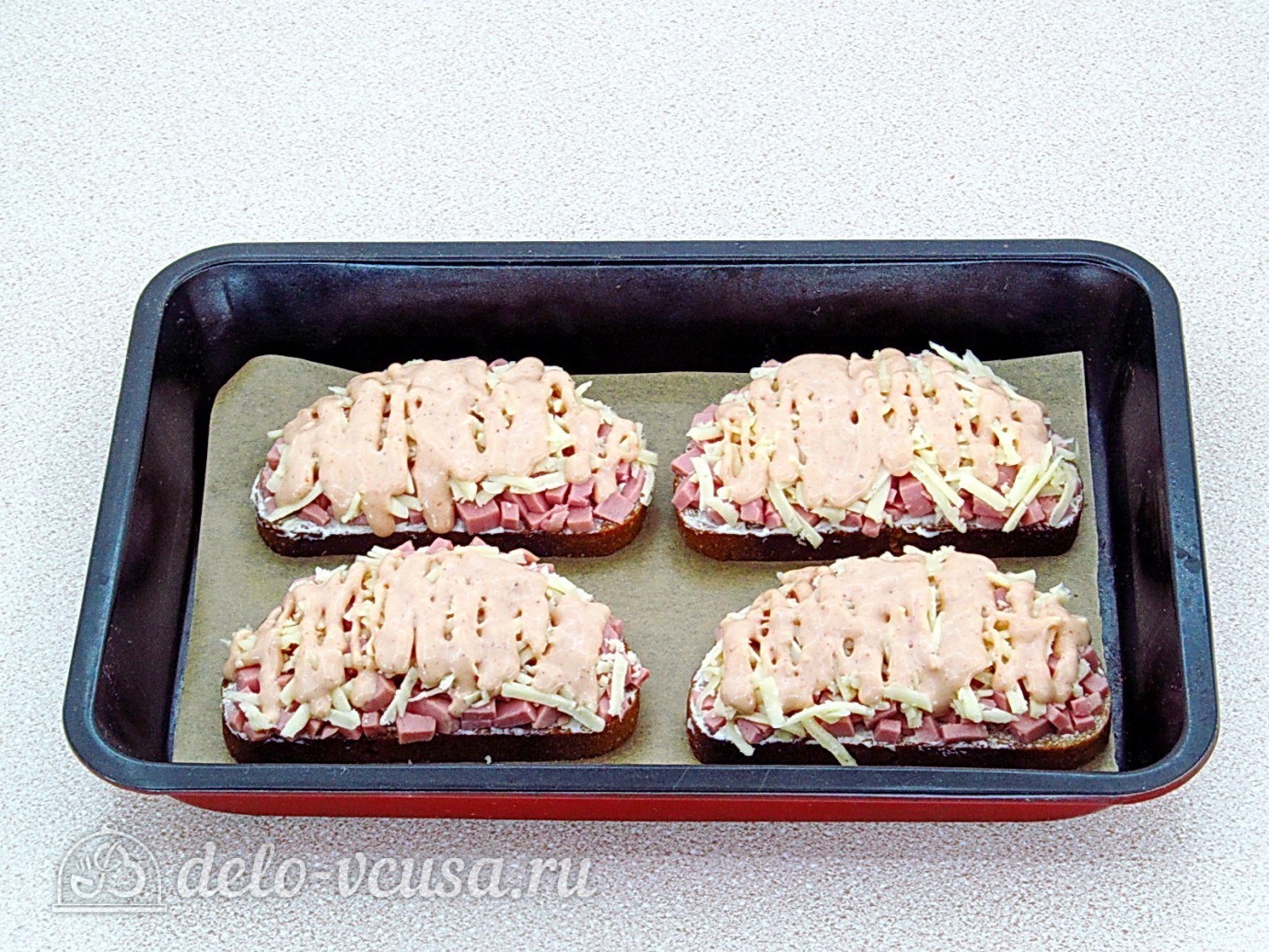 Шаг 9 приготовления Горячие бутерброды с колбасой и сыром