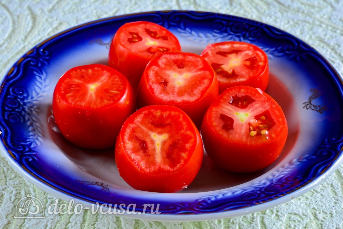 Шаг 1 приготовления Помидоры фаршированные сыром и чесноком