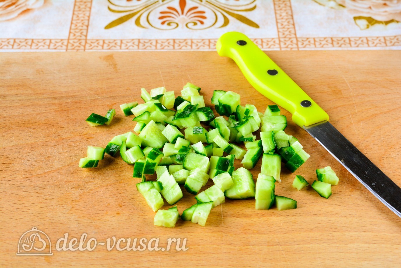 Шаг 2 приготовления Крабовый салат с рисом, яйцом и огурцом