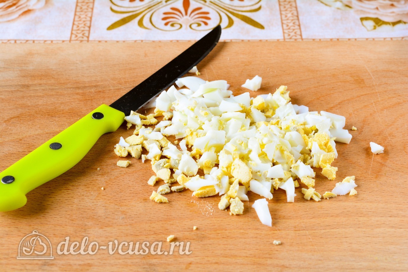 Шаг 3 приготовления Крабовый салат с рисом, яйцом и огурцом