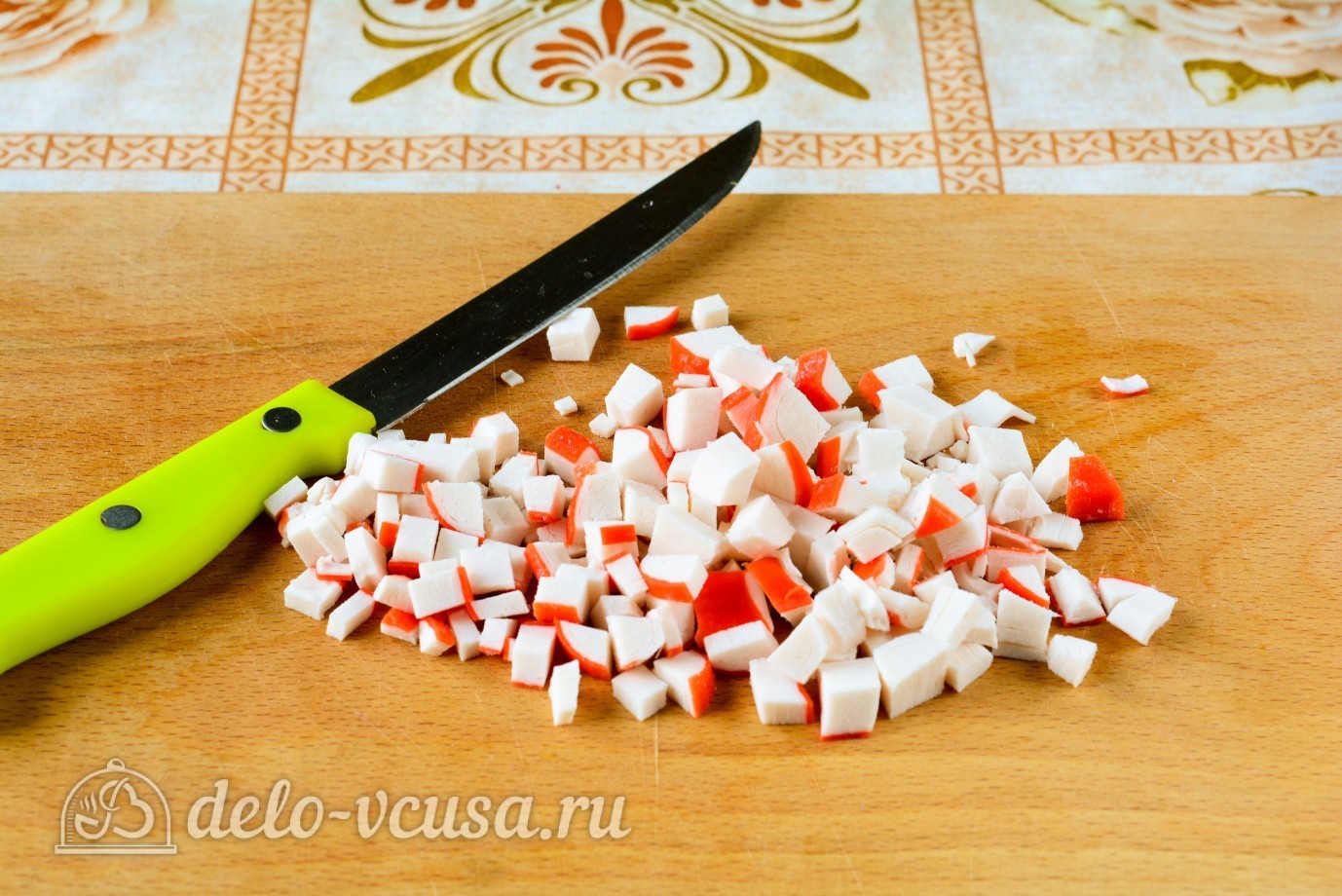 Шаг 5 приготовления Крабовый салат с рисом, яйцом и огурцом