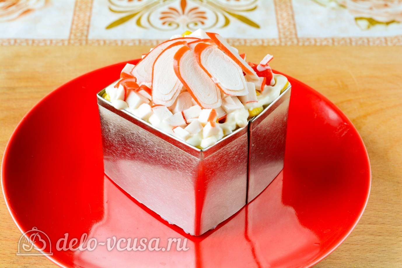 Шаг 6 приготовления Крабовый салат с рисом, яйцом и огурцом