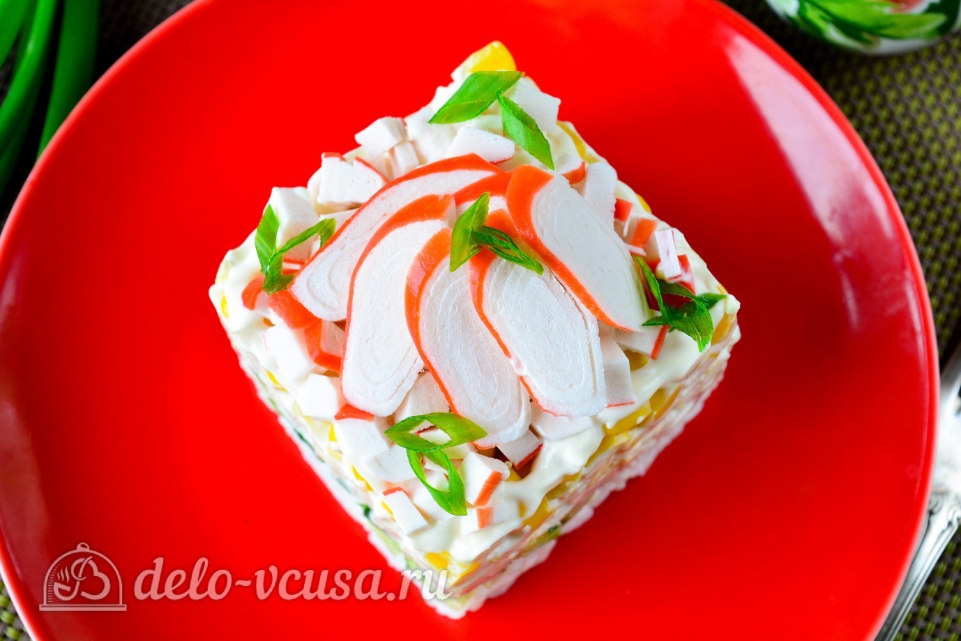 Шаг 7 приготовления Крабовый салат с рисом, яйцом и огурцом