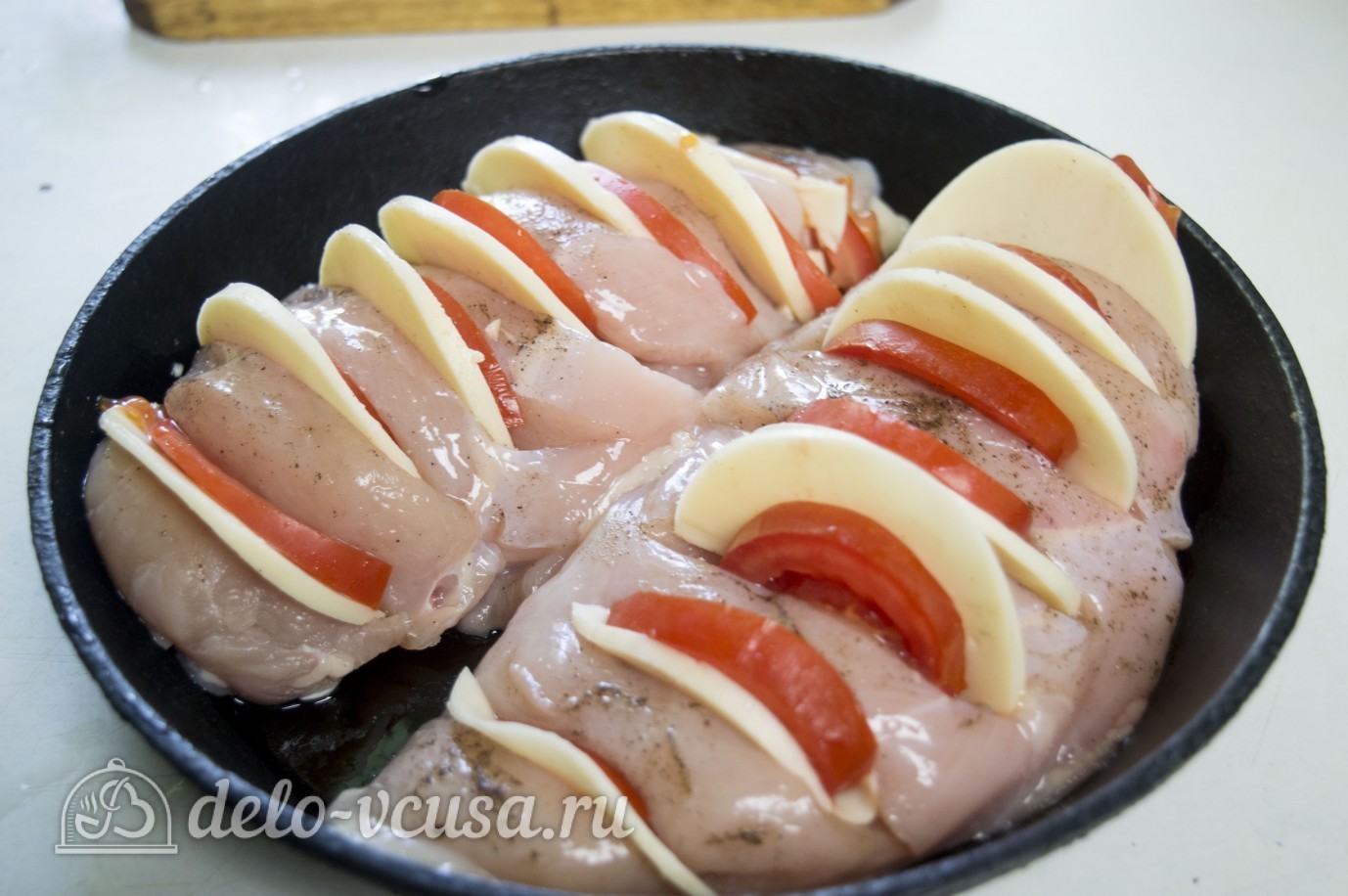 Шаг 3 приготовления Курица запеченная с помидорами и сыром