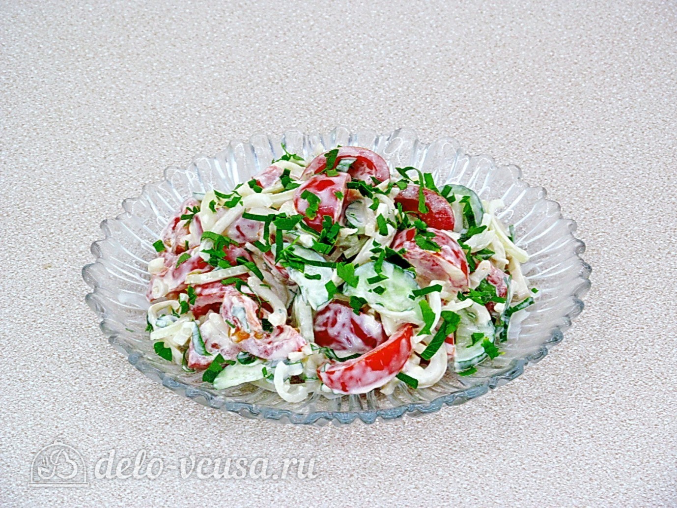 Шаг 9 приготовления Салат с кальмаром и свежим огурцом