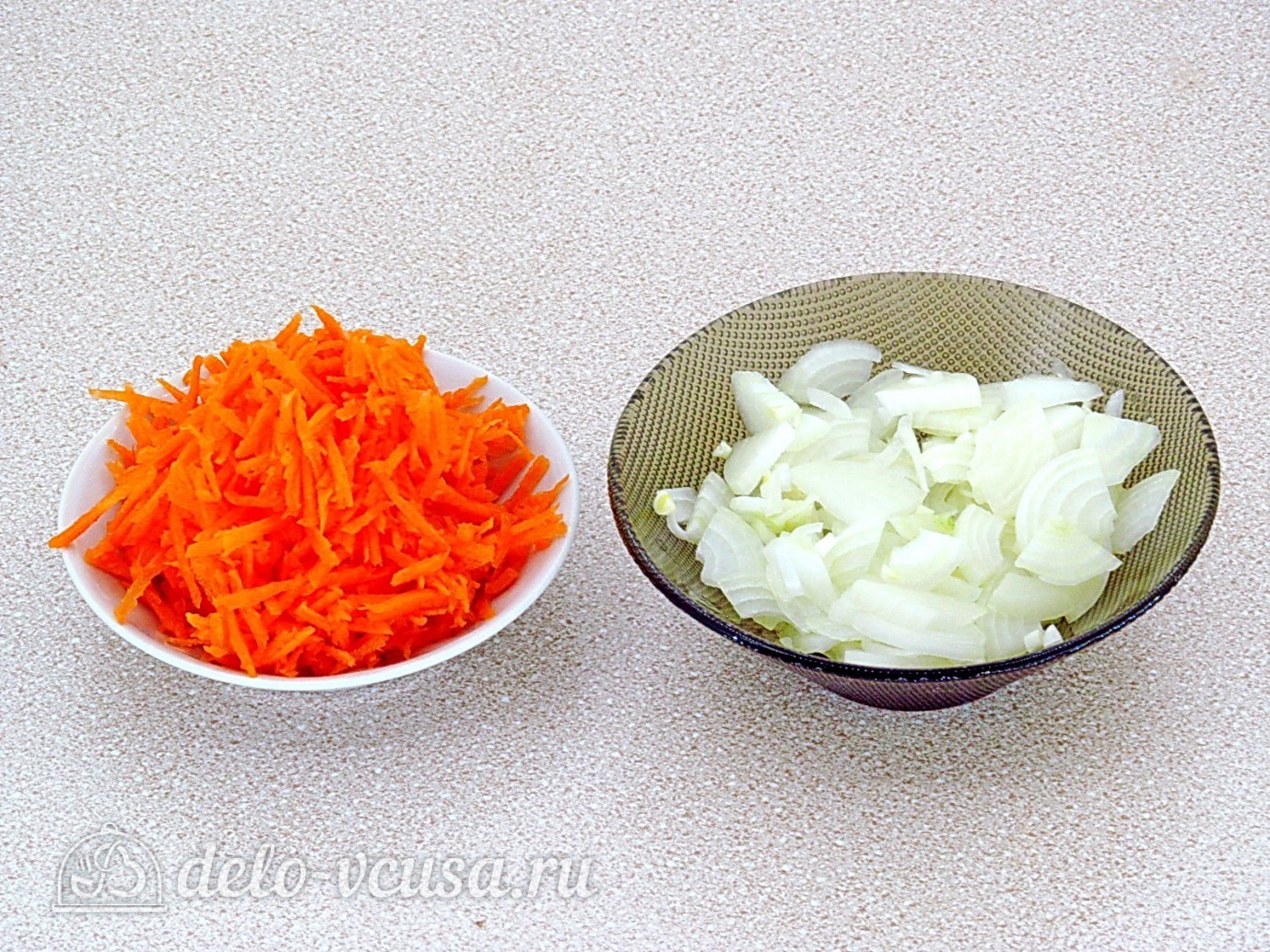 Шаг 1 приготовления Салат с рыбными консервами и кукурузой