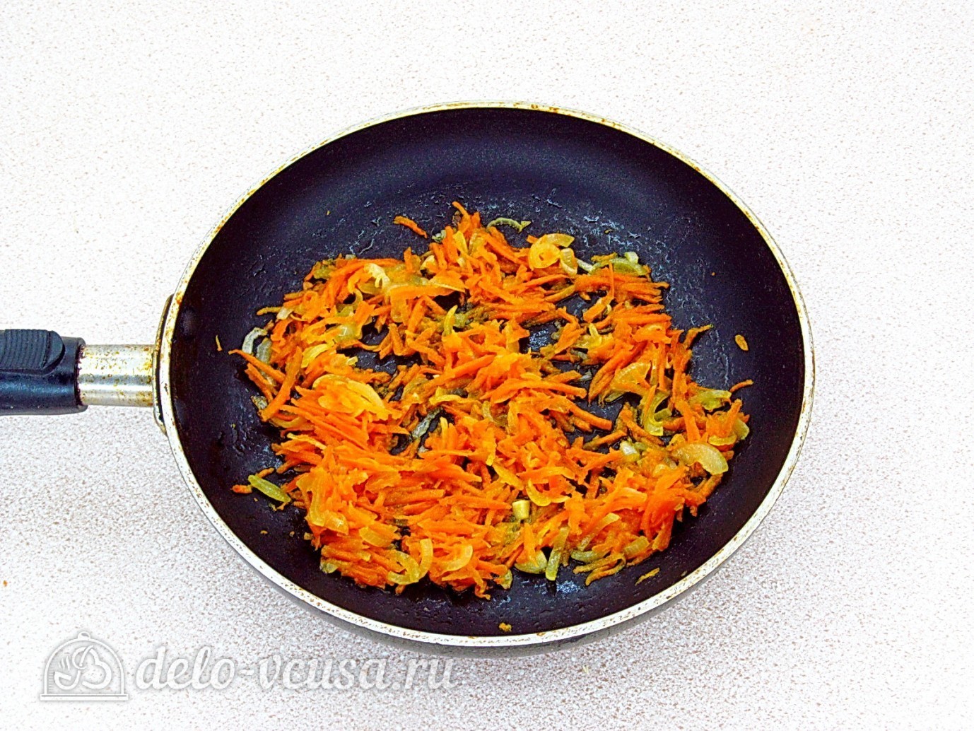 Шаг 3 приготовления Салат с рыбными консервами и кукурузой