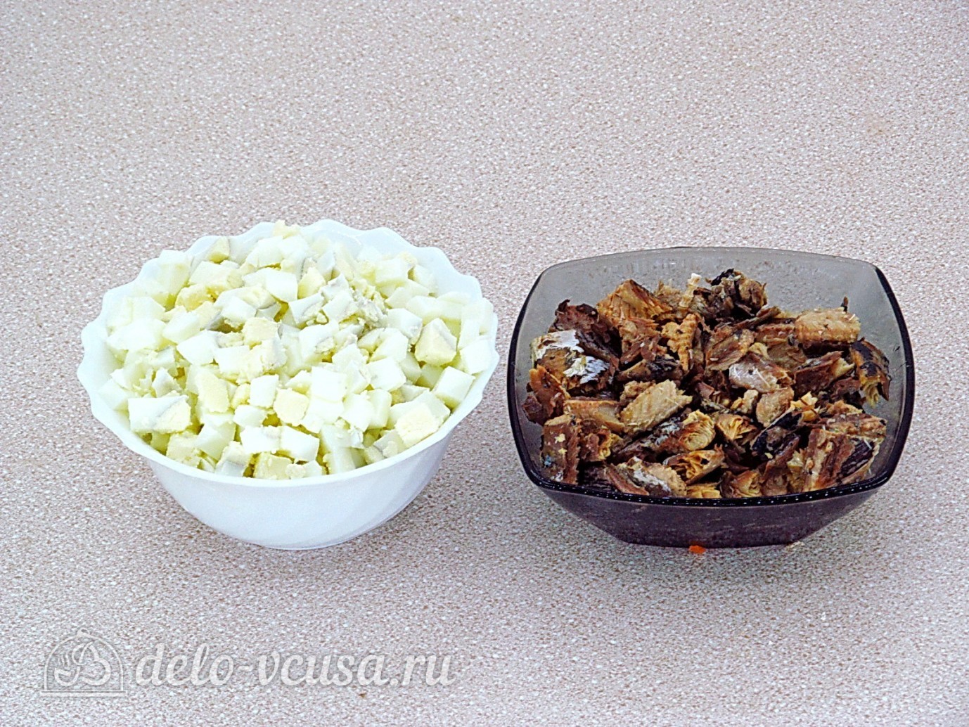 Шаг 4 приготовления Салат с рыбными консервами и кукурузой