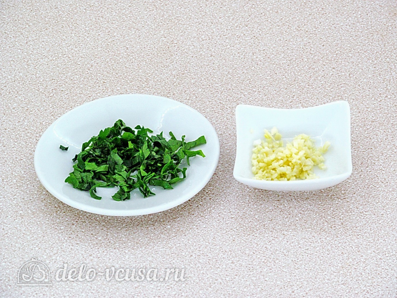 Шаг 5 приготовления Салат с рыбными консервами и кукурузой