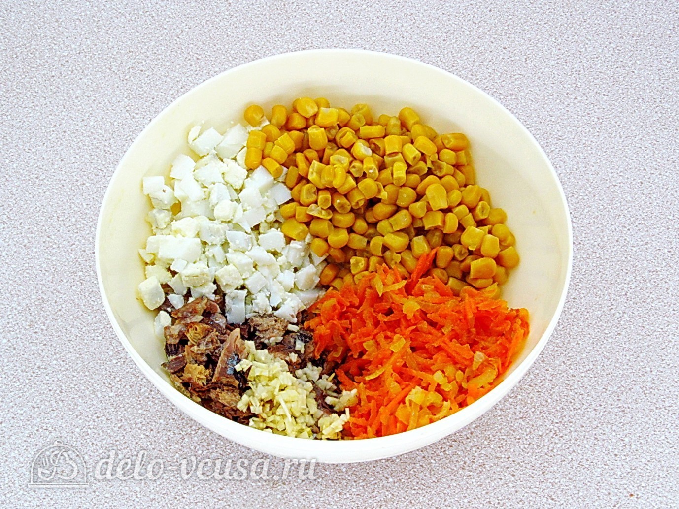 Шаг 6 приготовления Салат с рыбными консервами и кукурузой