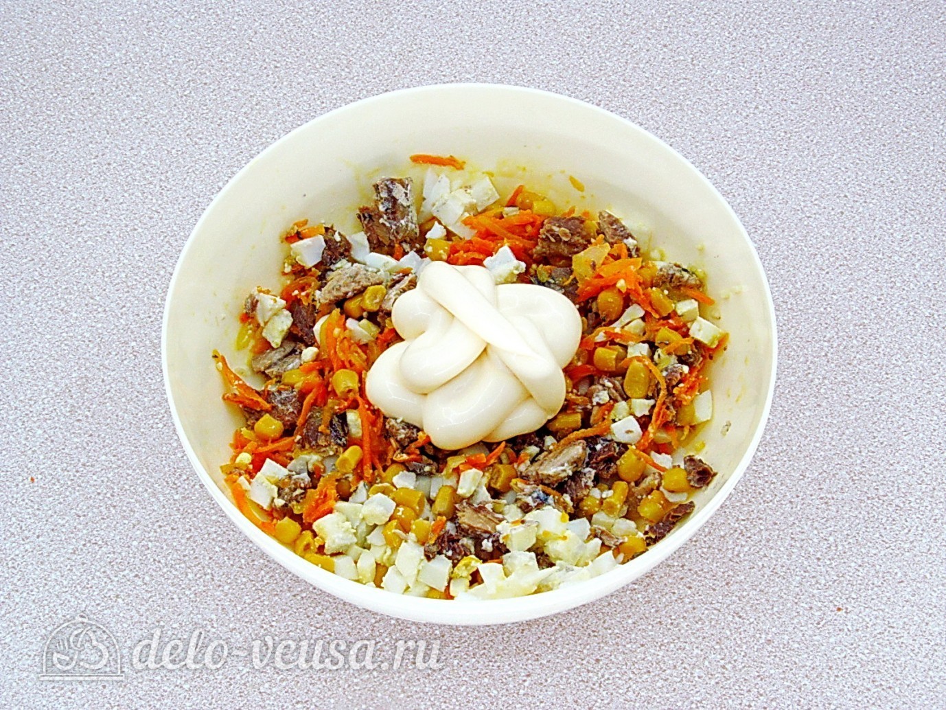 Шаг 7 приготовления Салат с рыбными консервами и кукурузой