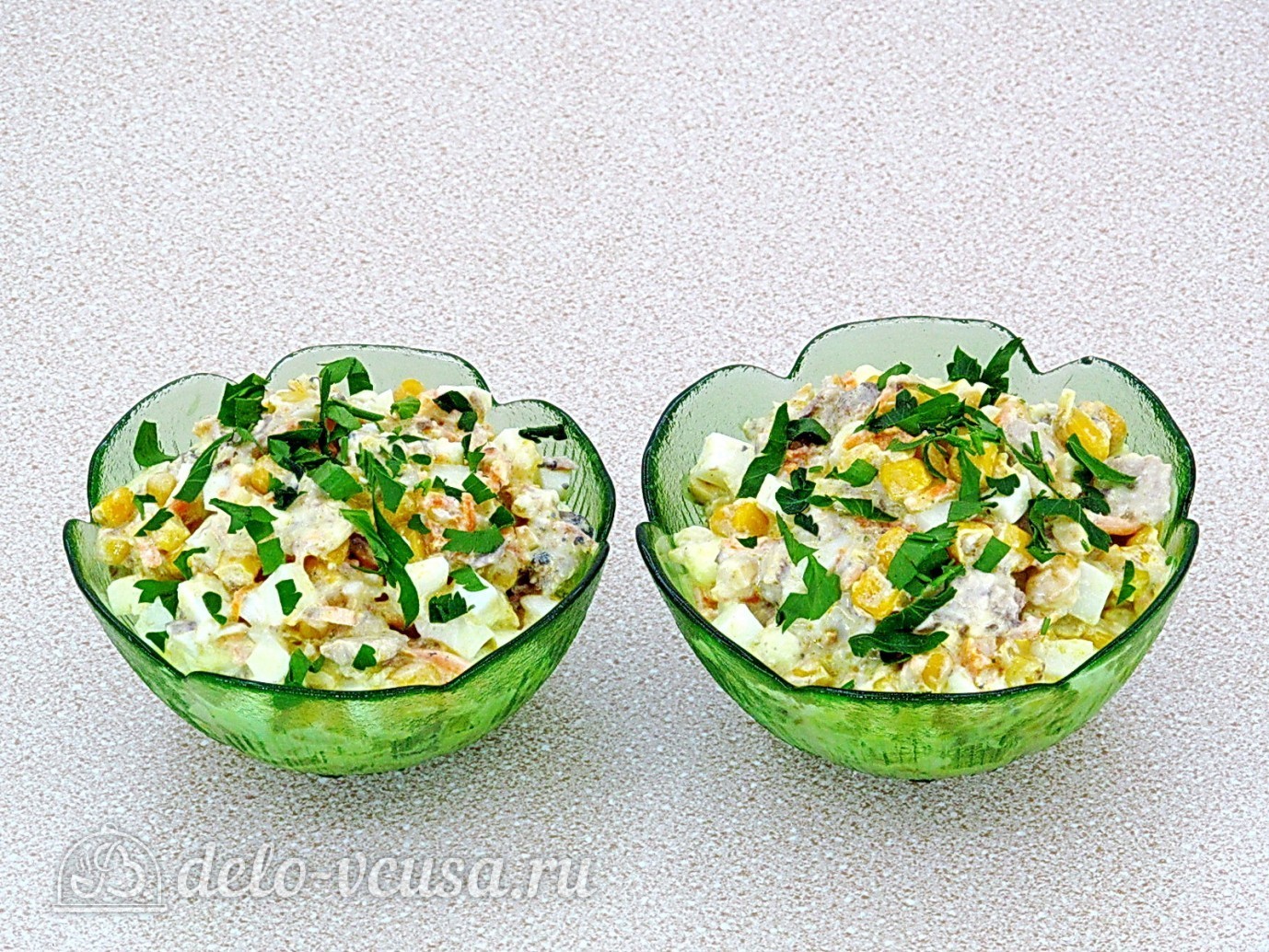 Шаг 8 приготовления Салат с рыбными консервами и кукурузой