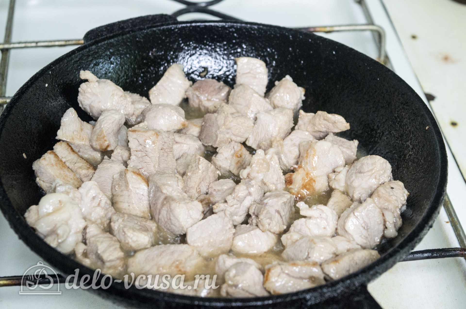 Шаг 1 приготовления Тушеное мясо с черносливом