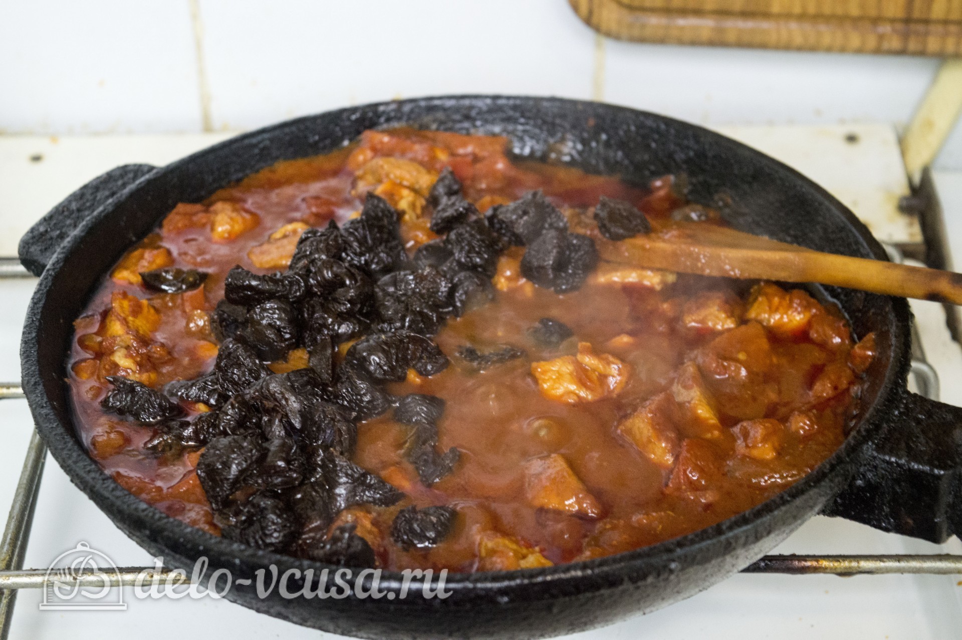 Шаг 6 приготовления Тушеное мясо с черносливом