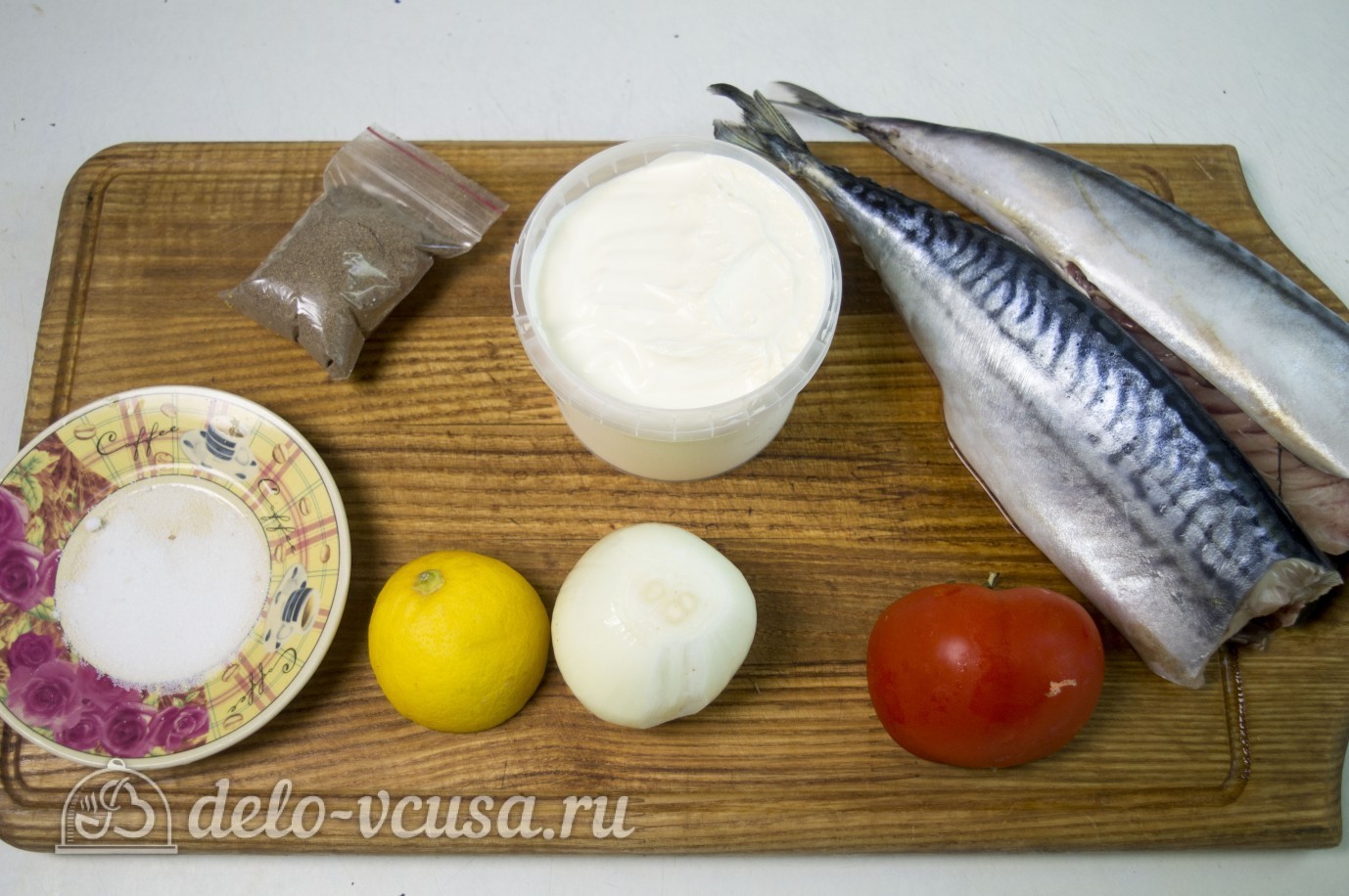 Ингредиенты Скумбрия, запеченная с помидорами и лимоном Фото ингредиенты Скумбрия, запеченная с помидорами и лимоном